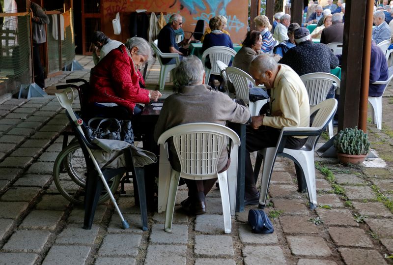 &copy; Reuters. مسنون يجلسون في أحد الأماكن في روما في صورة من أرشيف رويترز.