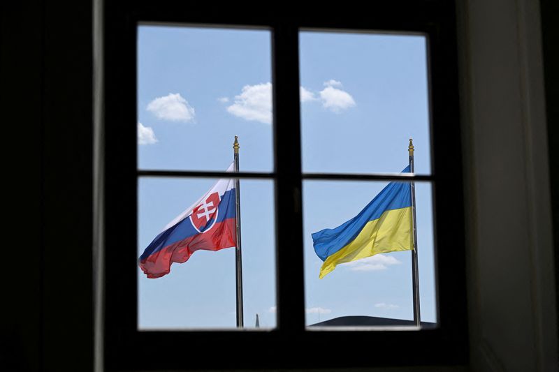 © Reuters. Slovakia's and Ukraine's flags flutter as Slovakia's President Zuzana Caputova and Ukraine's President Volodymyr Zelenskiy meet at the Presidential Palace in Bratislava, Slovakia, July 7, 2023. REUTERS/Radovan Stoklasa