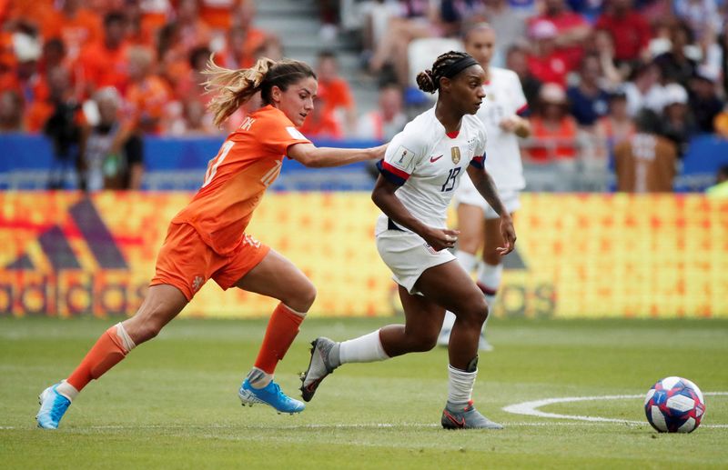 &copy; Reuters. Crystal Dunn, dos EUA, em lance com holandesa Danielle van de Donk
 7/7/2019     REUTERS/Benoit Tessier