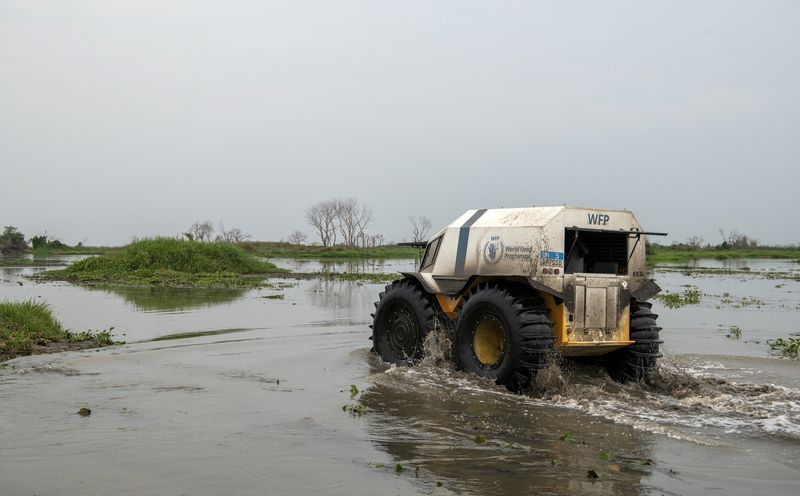 &copy; Reuters. Un véhicule tout-terrain "Sherp", exploité par le Programme alimentaire mondial. /Photo prise le 9 mars 2023/REUTERS/WFP/Alessandro Abbonizio