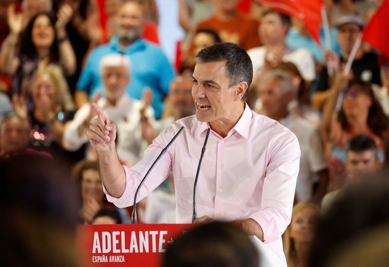 &copy; Reuters. Le dirigeant socialiste espagnol Pedro Sanchez prononce une allocution lors du rassemblement d'ouverture de la campagne avant les élections anticipées du 23 juillet à Madrid, en Espagne. /Photo prise le 6 juillet 2023/REUTERS/Juan Medina