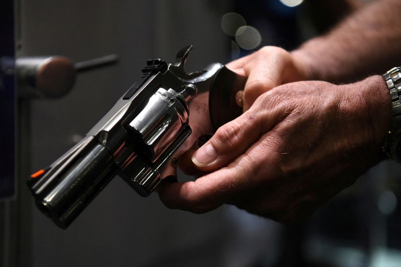 &copy; Reuters. Participante experimenta arma em exibição na convenção anual da National Rifle Association (NRA) em Houston, Texas
28/05/2022
REUTERS/Callaghan O'Hare