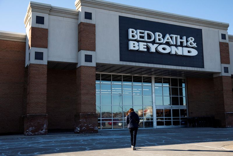 &copy; Reuters. FILE PHOTO: A customer walks into a Bed Bath & Beyond store in Novi, Michigan, U.S., January 29, 2021. REUTERS/Emily Elconin/File Photo/File Photo