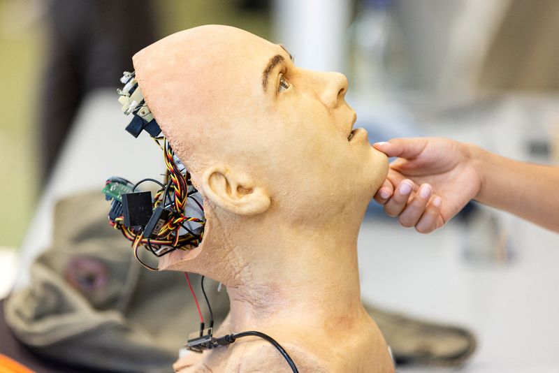 &copy; Reuters. Robô humanóide "Sophia" durante cúpula de inteligência artificial em Genebra, Suíça
6/7/2023 REUTERS/Pierre Albouy