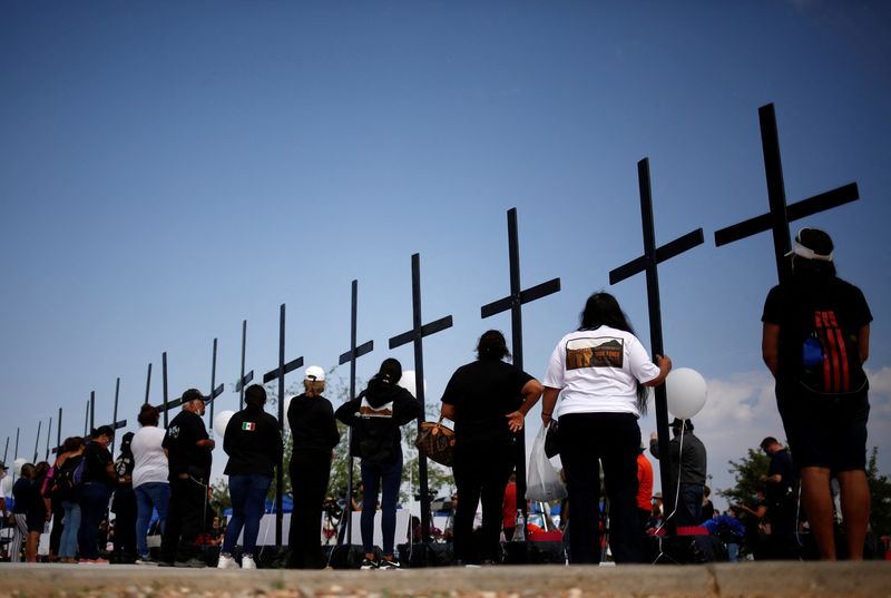 &copy; Reuters. FOTO ARCHIVO: Activistas participan en un homenaje a las víctimas del tiroteo del 3 de agosto de 2019 en Walmart en El Paso, en Ponder Park en El Paso, Texas, Estados Unidos, 3 de agosto de 2021. REUTERS/Jose Luis Gonzalez/File Photo