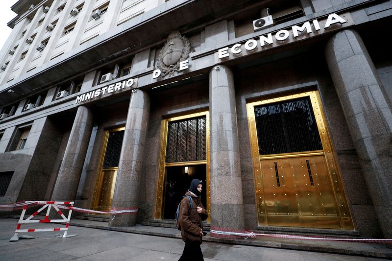 © Reuters. FILE PHOTO: A person walks by the Ministry of Economy building in Buenos Aires’ financial district, Argentina, July 4, 2022. REUTERS/Agustin Marcarian/File Photo