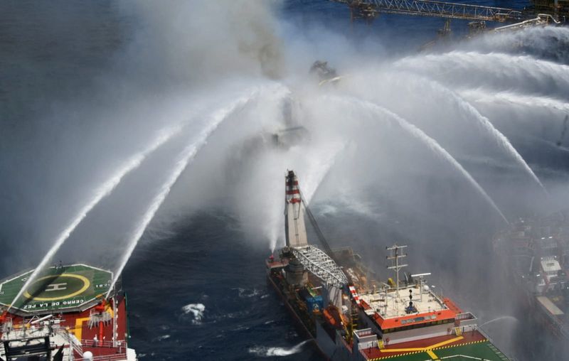 &copy; Reuters. قوارب تقوم برش الماء على منصة نفطية بحرية اندلعت فيها النيران في حقل كانتاريل النفطي التابع لشركة بيميكس في خليج بالمكسيك يوم الجمعة. صورة ل