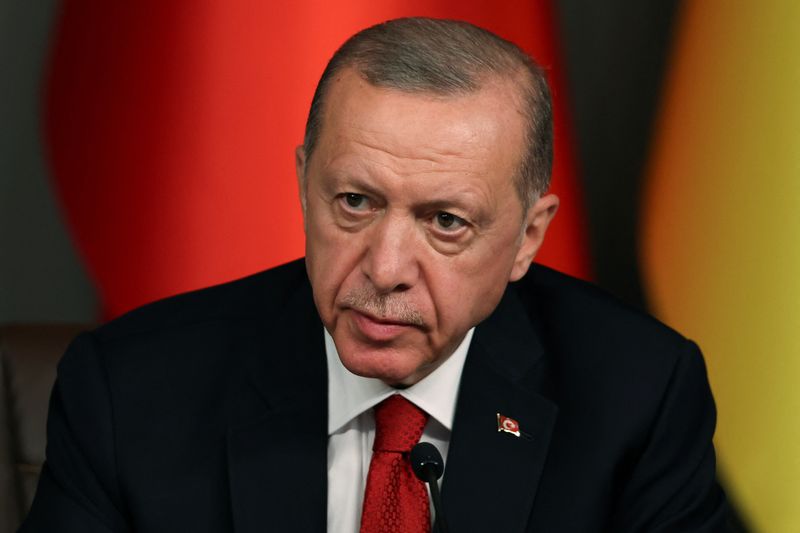 &copy; Reuters. Le président turc Tayyip Erdogan participe à une conférence de presse avec le président ukrainien Volodimir Zelensky à Istanbul, Turquie. /Photo prise le 8 juillet 2023/REUTERS/Umit Bektas