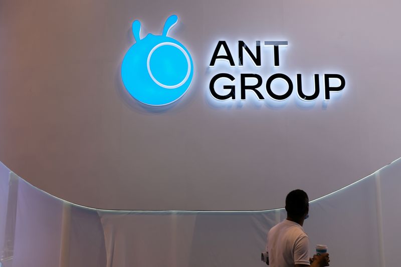 &copy; Reuters. Un homme passe devant un logo du Ant Group lors de la conférence mondiale sur l'intelligence artificielle (WAIC) à Shanghai, en Chine. /Photo d'archives/REUTERS/Yilei Sun