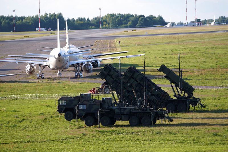 © Reuters. German Patriot air defence system units are seen at the Vilnius airport in Vilnius, Lithuania July 7, 2023. REUTERS/Janis Laizans