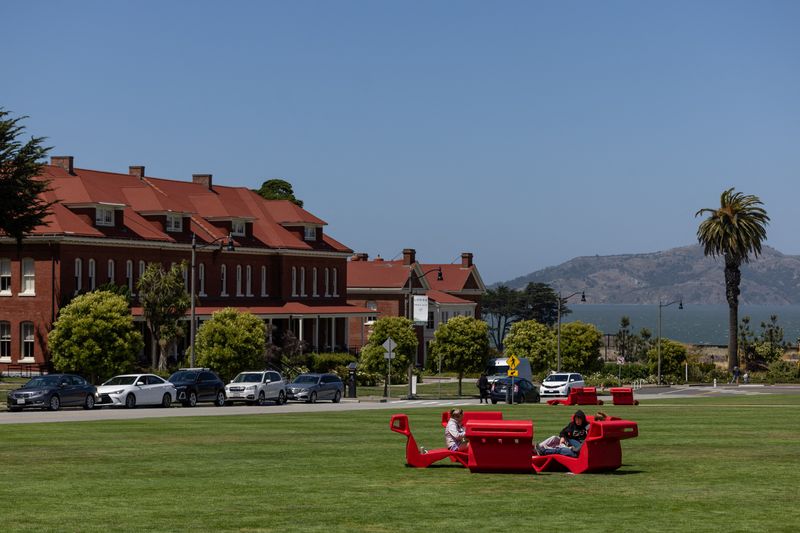 © Reuters. People enjoy the afternoon in Presidio, a former military base-turned-national park in San Francisco California, U.S., July 7, 2023. REUTERS/Carlos Barria