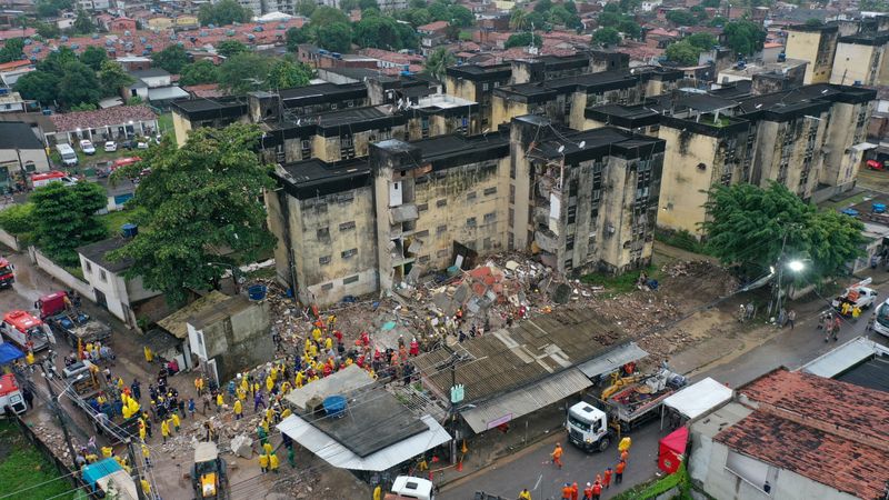 &copy; Reuters. Des secouristes recherchent des victimes parmi les débris d'un immeuble qui s'est effondré à Recife, dans l'État de Pernambouc, au Brésil. /Photo prise le 7 juillet 2023/REUTERS/Anderson Stevens