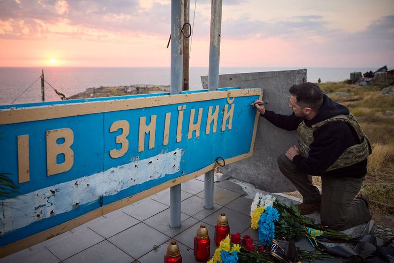 &copy; Reuters. الرئيس الأوكراني فولوديمير زيلينسكي لدى زيارته جزيرة الثعبان في البحر الأسود، التي استعادت القوات الأوكرانية قبل عام، في منطقة أوديسا في ه