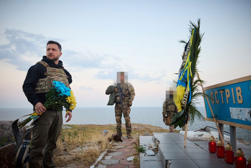 &copy; Reuters. Le président ukrainien Volodimir Zelensky rend hommage aux défenseurs du pays tombés au combat alors qu'il visite l'île des Serpents dans la mer Noire, reprise par les forces armées ukrainiennes il y a un an, dans la région d'Odessa, en Ukraine. /Ph