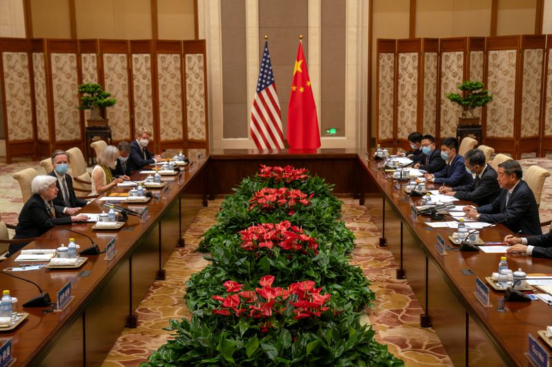 © Reuters. U.S. Treasury Secretary Janet Yellen, left, speaks as Chinese Vice Premier He Lifeng, right, listens during a meeting at the Diaoyutai State Guesthouse in Beijing, China, Saturday, July 8, 2023.      Mark Schiefelbein/Pool via REUTERS