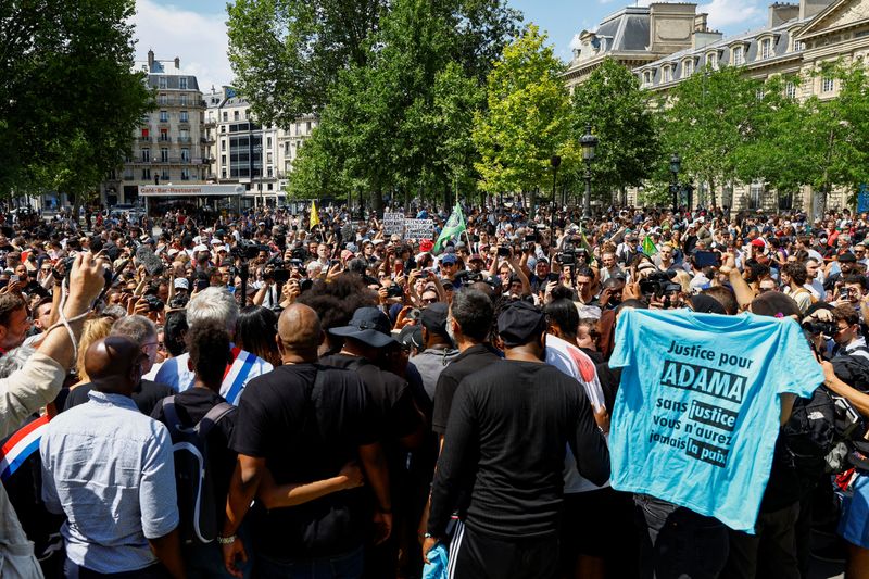 © Reuters. People attend a march in memory of Adama Traore, a 24-year-old Black Frenchman who died in a 2016 police operation, organized by his relatives, in a new context of mobilisations against police violence and inequality, following the death of Nahel, a 17-year-old teenager killed by a French police officer in Nanterre during a traffic stop, in Paris, France, July 8, 2023. REUTERS/Gonzalo Fuentes