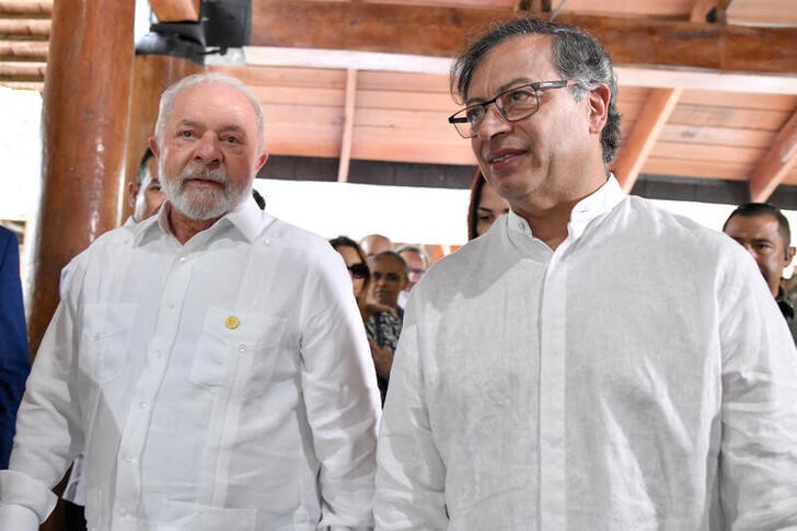 &copy; Reuters. El presidente de Colombia, Gustavo Petro, y el mandatario de Brasil, Luiz Inácio Lula da Silva, asisten a LA ceremonia de cierre de una reunión de países amazónicos en Leticia.  Presidencia de Colombia./Handout via REUTERS . ATENCIÓN EDITORES: ESTA N