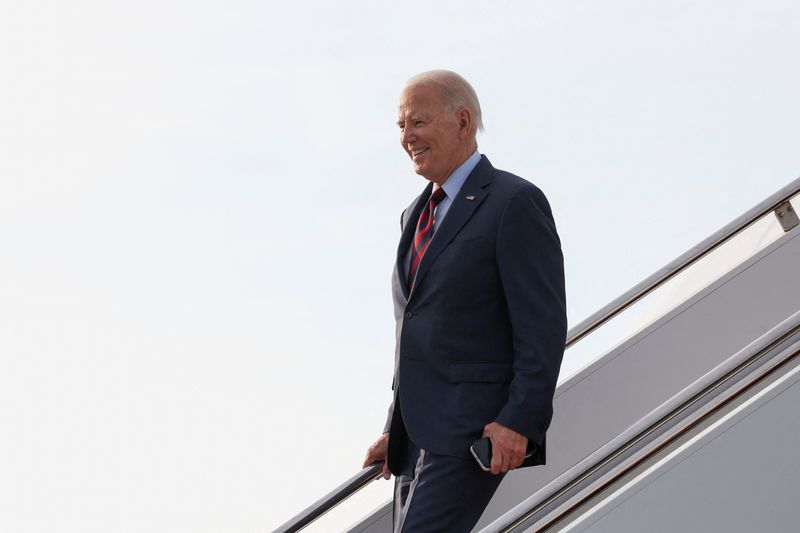 &copy; Reuters. FILE PHOTO: U.S. President Joe Biden disembarks from Air Force One as he arrives at Dover Air Force Base in Dover, Delaware, U.S., July 7, 2023. REUTERS/Kevin Wurm/File Photo