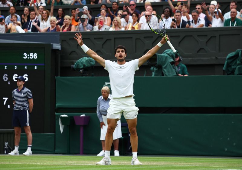 &copy; Reuters. 　テニスのウィンブルドン選手権は８日、ロンドン郊外のオールイングランド・クラブで試合を行い、男子シングルスでは世界ランク１位のカルロス・アルカラス（スペイン）が４回戦進出