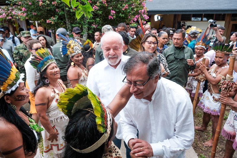 &copy; Reuters. Le président colombien Gustavo Petro et le président brésilien Luiz Inacio Lula da Silva saluent les populations indigènes à Leticia, ville colombienne d'Amazonie. /Photo prise le 8 juillet 2023/REUTERS/Présidence colombienne
