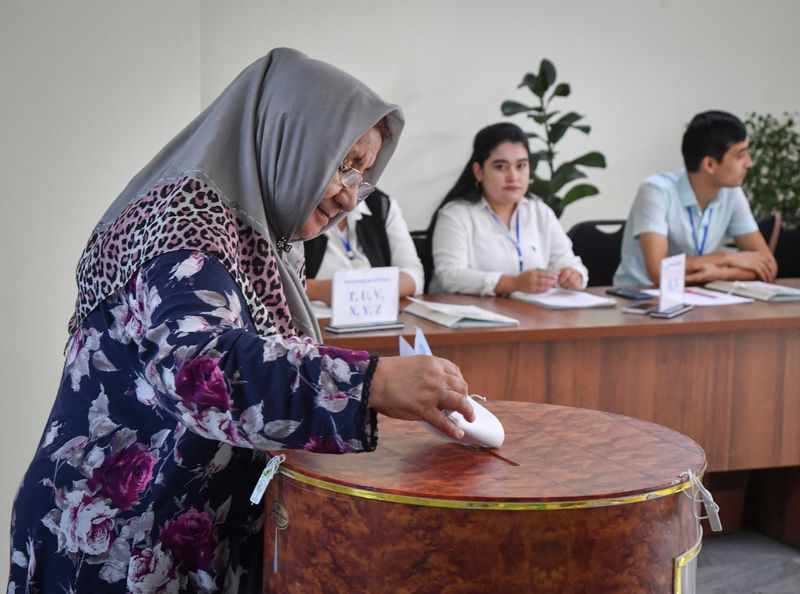&copy; Reuters. Une femme vote lors de l'élection présidentielle à Tashkent, Ouzbékistan. /Photo prise le 9 juillet 2023/REUTERS