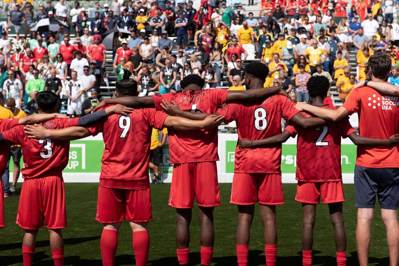 © Reuters. American players sing the national anthem during the Homeless World Cup, an international soccer competition for people living without permanent shelter or in rehab centers, at the Hornet Stadium in Sacramento, California, U.S. July 8, 2023.  REUTERS/Laure Andrillon