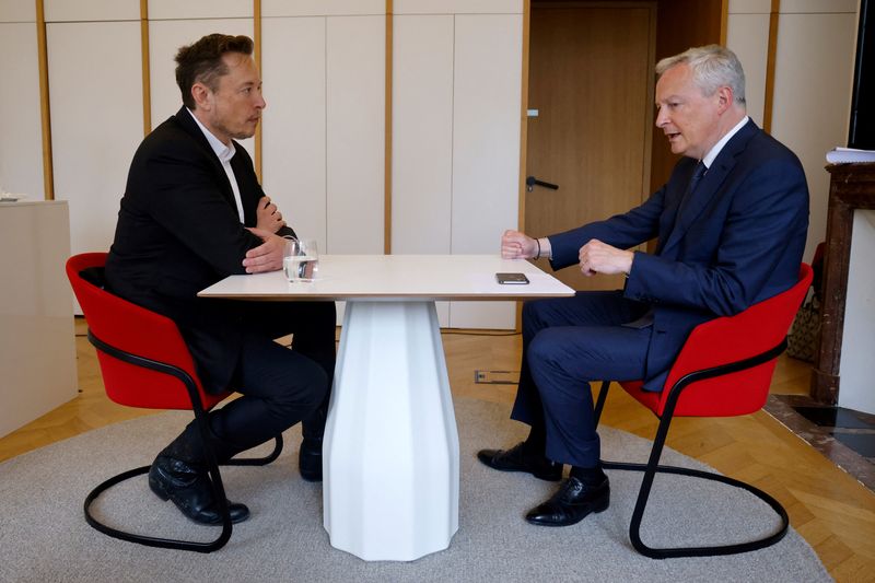 &copy; Reuters. Electric car maker Tesla CEO Elon Musk meets with French Minister for the Economy and Finances Bruno Le Maire on the sidelines of the 6th edition of the "Choose France" Summit at the Chateau de Versailles, outside Paris on May 15, 2023. LUDOVIC MARIN/Pool