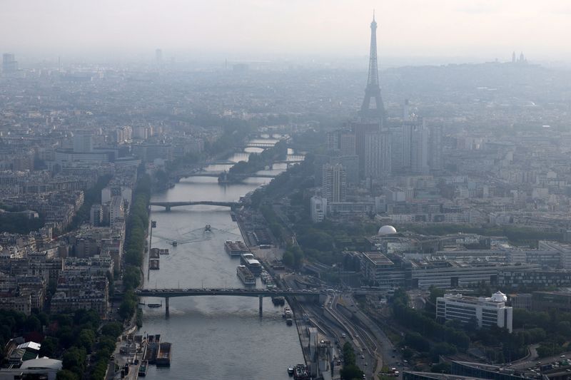 &copy; Reuters. Vue aérienne de la Tour Eiffel et de la Seine à Paris. /Photo prise le 19 juin 2023/REUTERS/Stephanie Lecocq 