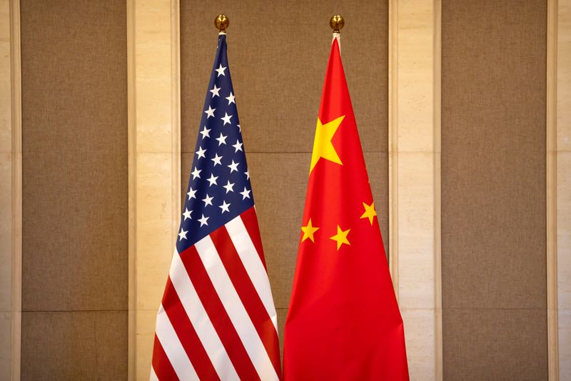 &copy; Reuters. Des drapeaux américains et chinois sont installés avant une réunion entre la secrétaire au Trésor américain Janet Yellen et le vice-premier ministre chinois He Lifengà Pékin. /Photo prise le 8 juillet 2023/REUTERS/Mark Schiefelbein