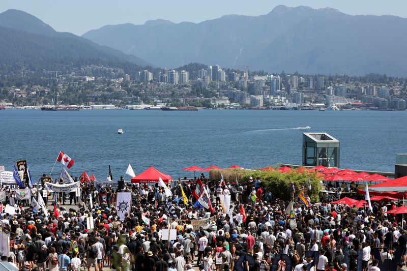 © Reuters. Longshoremen with the International Longshore and Warehouse Union Canada (ILWU) hold a rally during their strike at Canada's busiest port of Vancouver, British Columbia, Canada, July 9, 2023.  REUTERS/Chris Helgren