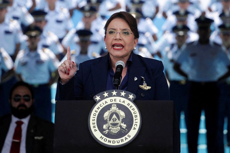 &copy; Reuters. FILE PHOTO: Honduras President Xiomara Castro delivers a speech during a ceremony to mark the anniversary of the Honduran Air Force at the Hernan Acosta Air Base in Tegucigalpa, Honduras, April 21, 2023. REUTERS/Fredy Rodriguez/File Photo