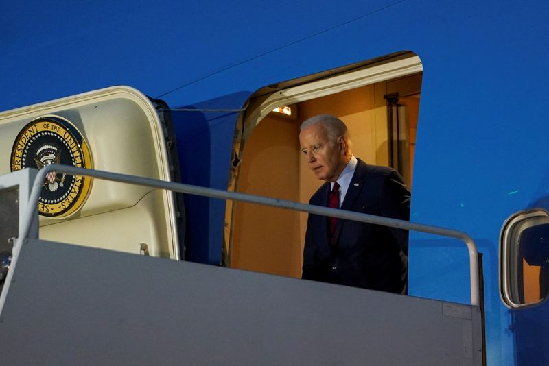 &copy; Reuters. U.S. President Joe Biden disembarks Air Force One as he visits Britain, at Stansted Airport, Britain, July 9, 2023. REUTERS/Kevin Lamarque