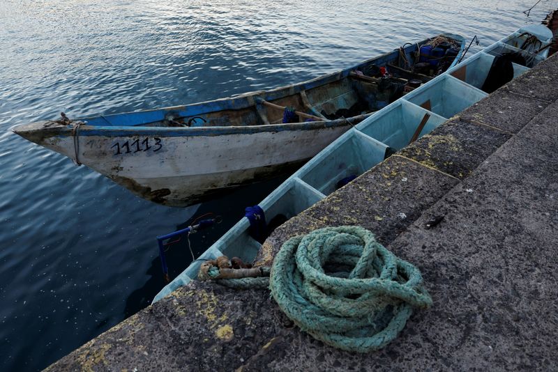 &copy; Reuters. Bateau en bois utilisé par des migrants pour rejoindre le port d'Arguineguin, sur l'île de Grande Canarie, en Espagne. /Photo prise le 20 avril 2023/REUTERS/Borja Suarez