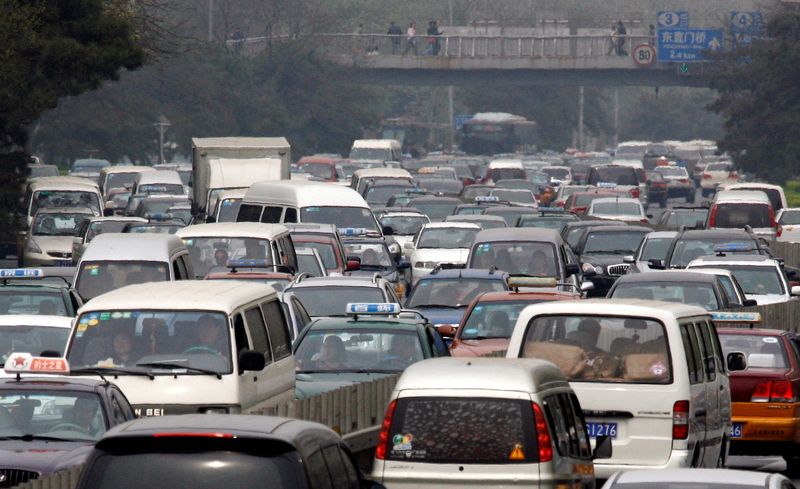 &copy; Reuters. FILE PHOTO: Cars sit in a traffic jam as they make their way along a main road in central Beijing April 10, 2009. REUTERS/David Gray/File Photo
