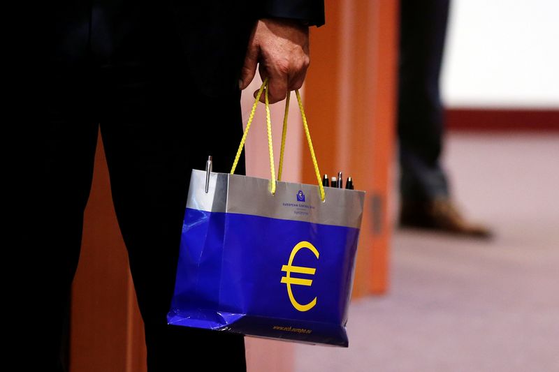&copy; Reuters. FOTO DE ARCHIVO. Una persona sostiene una bolsa con el logo del euro durante una reunión de ministros de Finanzas de la eurozona en Bruselas, Bélgica. 22 de mayo de 2017. REUTERS/Francois Lenoir