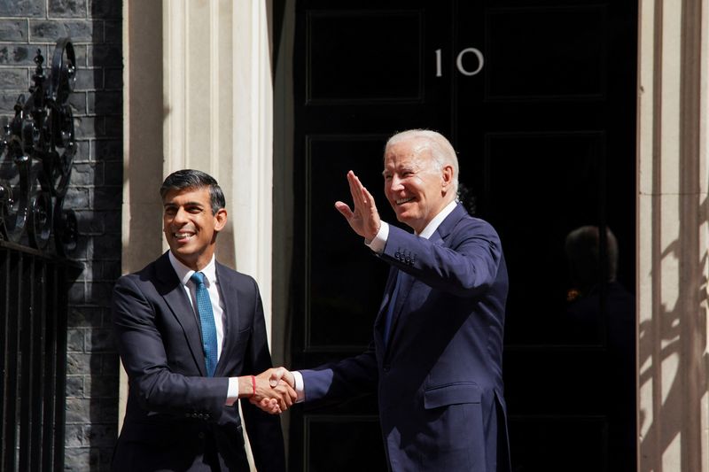 &copy; Reuters. الرئيس الأمريكي جو بايدن يصافح رئيس الوزراء البريطاني ريشي سوناك في 10 داونينج ستريت في لندن يوم الاثنين. تصوير: كيفين لامارك - رويترز.