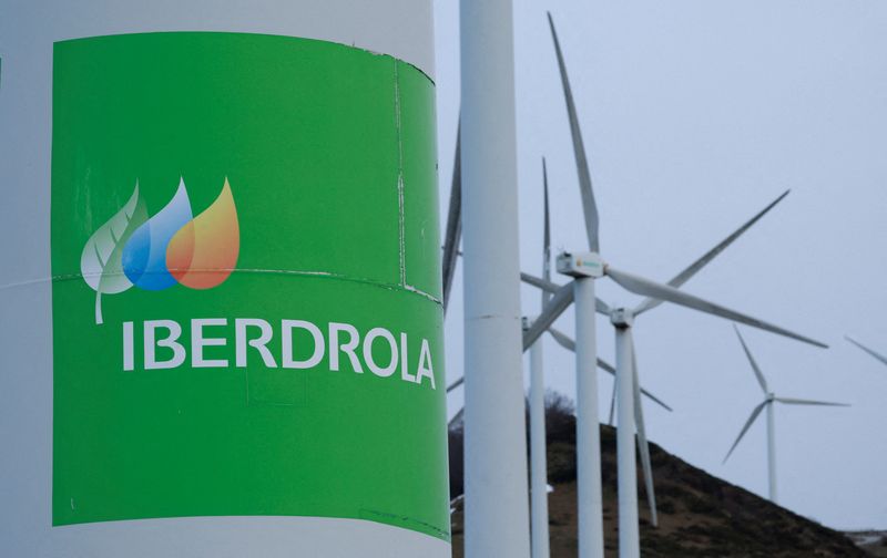 &copy; Reuters. FOTO DE ARCHIVO: El logotipo de la empresa española de servicios públicos Iberdrola en las turbinas eólicas en el Monte Oiz, cerca de Durango, España, 20 de febrero de 2023. REUTERS/Vincent West
