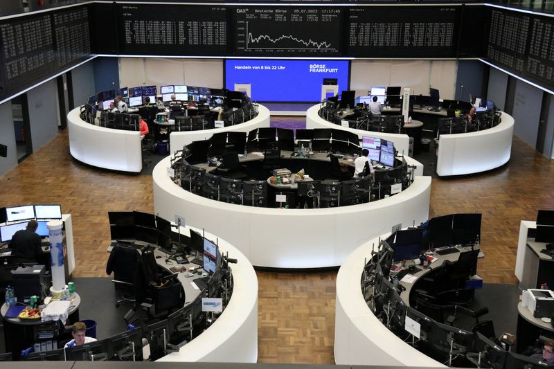 &copy; Reuters. Le graphique de l'indice boursier allemand DAX représenté à la Bourse de Francfort, en Allemagne. /Photo prise le 5 juillet 2023/REUTERS
