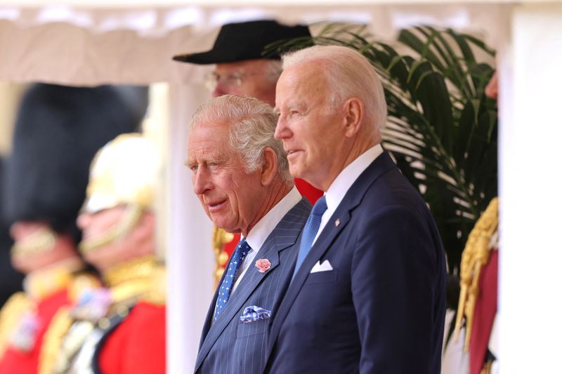 © Reuters. Britain's King Charles and The President of the United States, Joe Biden on stage in the Quadrangle at  Windsor Castle on July 10, 2023 in Windsor, England. Chris Jackson/Pool via REUTERS