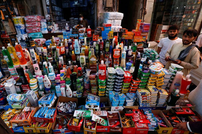 &copy; Reuters. FILE PHOTO: People stand by a makeshift stall selling imported general items in a market in Karachi, Pakistan, February 15, 2023. REUTERS/Akhtar Soomro/File Photo