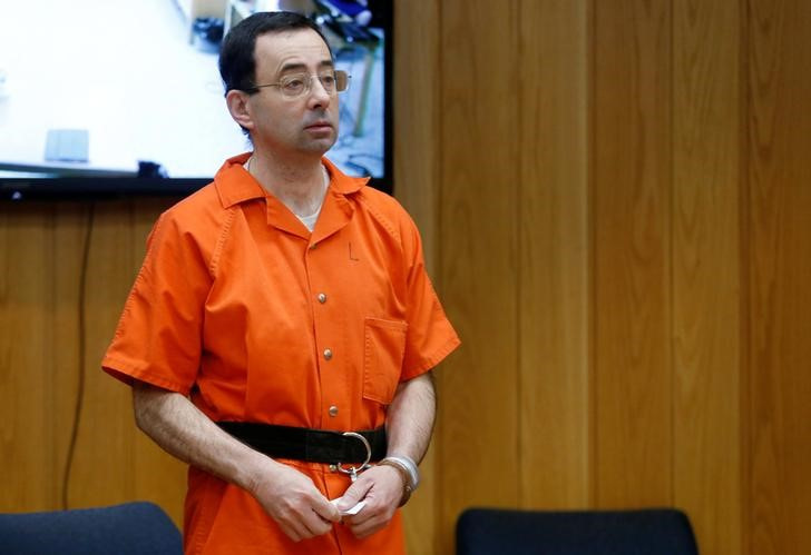 &copy; Reuters. Foto de archivo de Larry Nassar, ex médico de USA Gymnastics, en una audiencia de sentencia en una corte en Charlotte, Michigan
Feb 5, 2018.  REUTERS/Rebecca Cook   