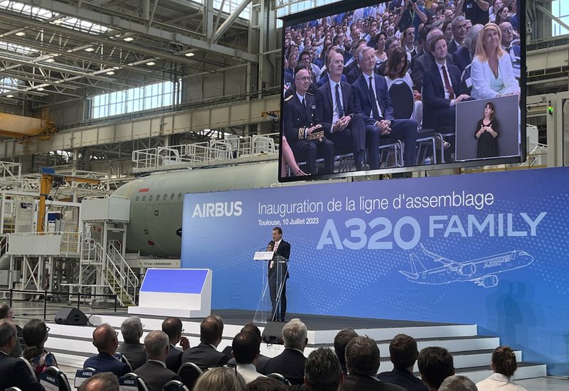 © Reuters. Le DG d'Airbus, Guillaume Faury, lors de l'inaguration d'une nouvelle chaîne d'assemblage d'Airbus pour son avion de ligne A321neo à Toulouse. /Photo prise le 10 juillet 2023/REUTERS/Tim Hepher