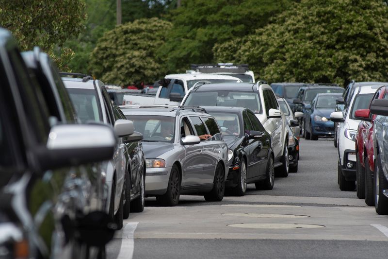 &copy; Reuters. FILE PHOTO: A long line of vehicles proceeds towards Costco's gas pumps after a cyberattack crippled the biggest fuel pipeline in the country, run by Colonial Pipeline, in Norfolk, Virginia, U.S. May 11, 2021.  REUTERS/Jay Paul