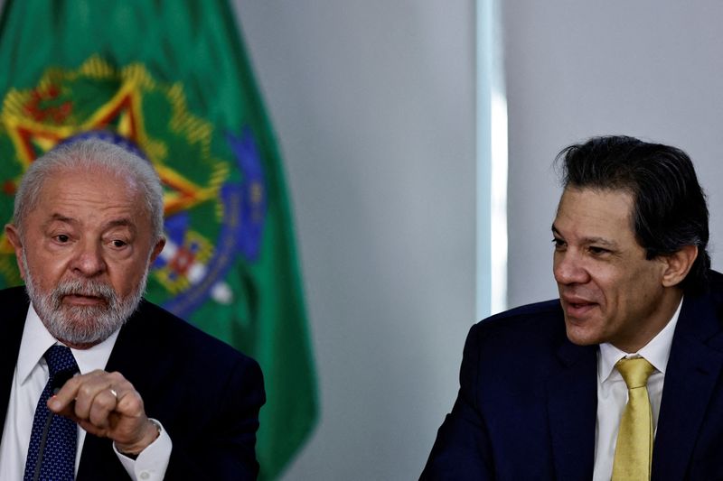 © Reuters. FILE PHOTO: Brazil's President Luiz Inacio Lula da Silva speaks alongside Brazil's Finance Minister Fernando Haddad, during a meeting with auto industry leaders to announce measures to boost car purchases by low-income Brazilians, at the Planalto Palace in Brasilia, Brazil, May 25, 2023. REUTERS/Ueslei Marcelino/File Photo