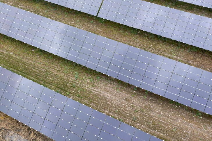 &copy; Reuters. Vista aérea de parque solar
5/10/2021
REUTERS/Dane Rhys