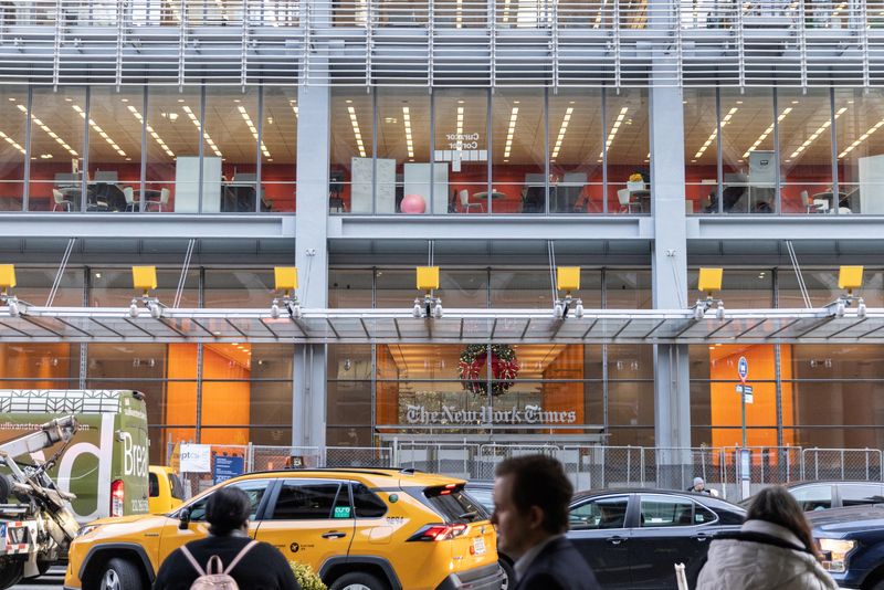 &copy; Reuters. Pedestrians walk by the New York Times building in Manhattan, New York, U.S., December 8, 2022.  REUTERS/Jeenah Moon