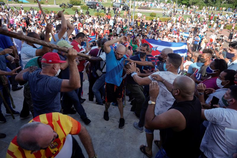 &copy; Reuters. FILE PHOTO: People clash with plain clothes police during protests against and in support of the government, amidst the coronavirus disease (COVID-19) outbreak, in Havana, Cuba July 11, 2021. REUTERS/Alexandre Meneghini/File Photo