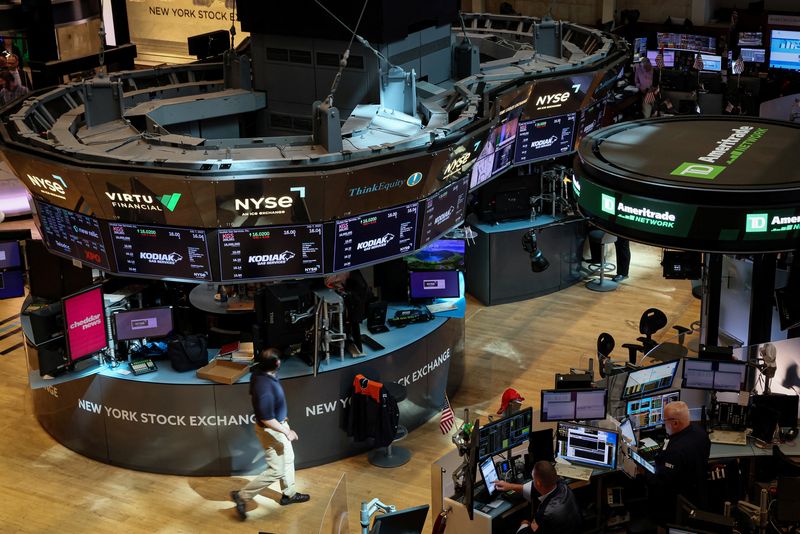 &copy; Reuters. FILE PHOTO: Traders work on the floor of the New York Stock Exchange (NYSE) in New York City, U.S., July 7, 2023.  REUTERS/Brendan McDermid/File Photo