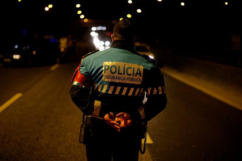 &copy; Reuters. Policial monta guarda em posto de controle para controlar a movimentação entre diferentes municípios durante a pandemia, em Lisboa
30/10/2020
REUTERS/Rafael Marchante