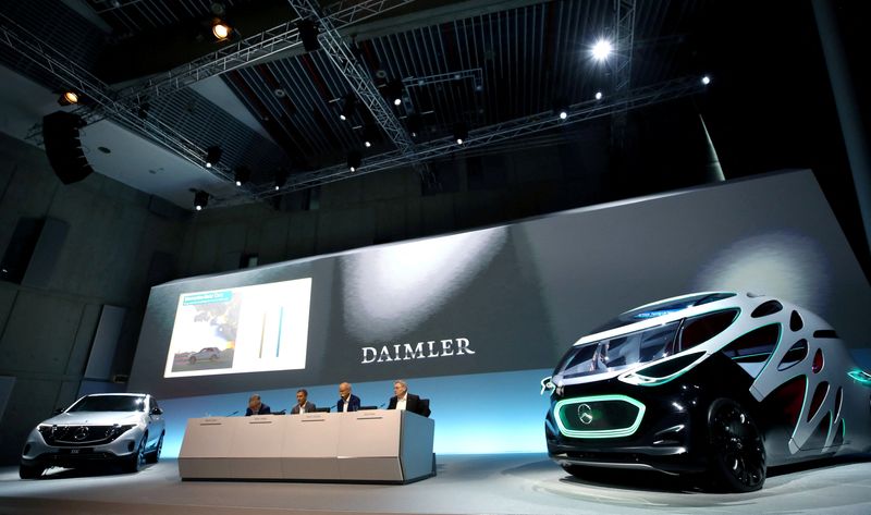 &copy; Reuters. FILE PHOTO: Daimler AG CEO Dieter Zetsche, CFO Bodo Uebber, Martin Daum, head of Daimler's truck and bus division and Joerg Howe, Chairman of the Supervisory Board attend the company's annual news conference in Stuttgart, Germany, February 6, 2019. REUTER